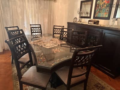 Full dining room in perfect condition