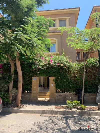 Own a luxurious townhouse of 282m in front of Mall of Arabia – complete finishing + air conditioning + kitchen + roof and private garden