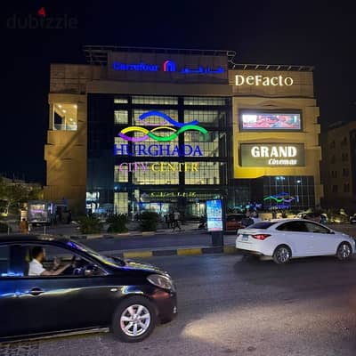 شقة للإيجار غرفتين وصالة مفروشة بالكامل تري البحر أمام فندق الهيلتون بلازا