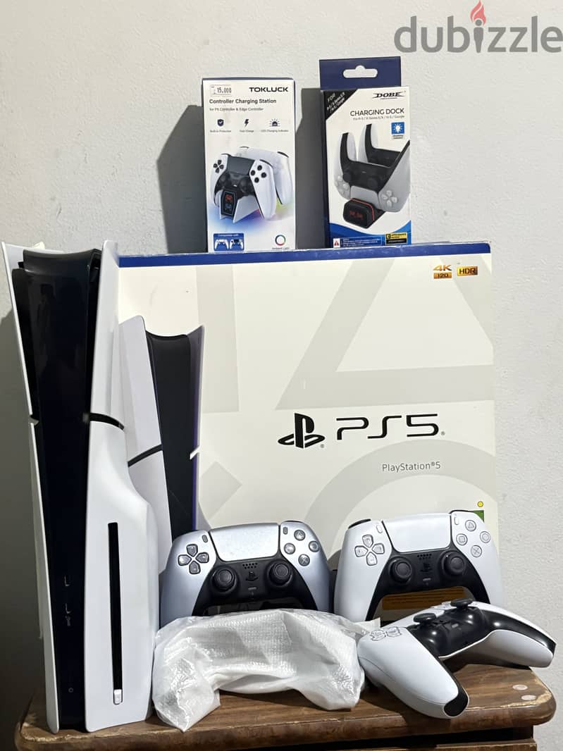 Ps5 slim cd with 4 controllers 2