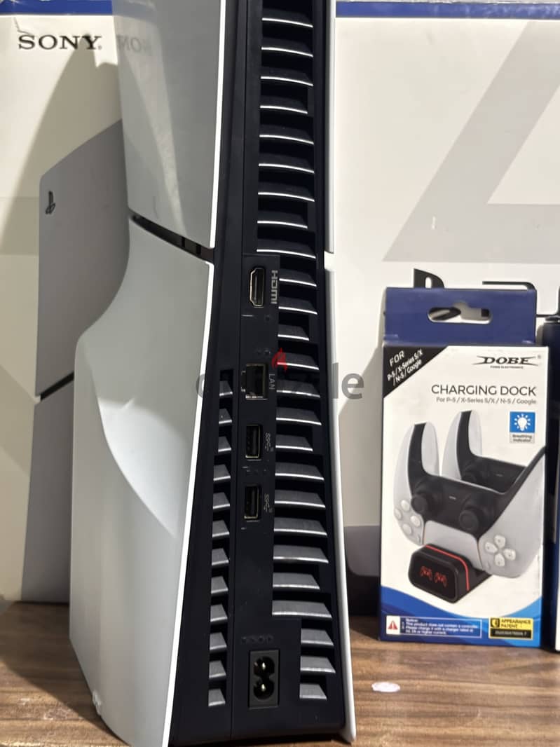 Ps5 slim cd with 4 controllers 3
