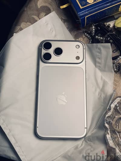 iPhone 17 pro max سيلفر