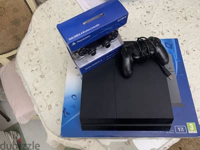 PS4 used + ذراعين + 4 games