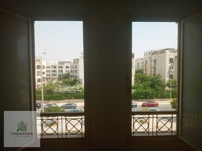 شقة للبيع متشطبة 3 غرف 165م  جاهزة للسكن الفورى بجوار اجامعة امريكية مباشرة