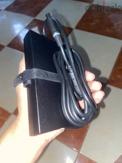 شاحن لابت توب ديل اصلي 130 وات في حاله تشبه الجديد