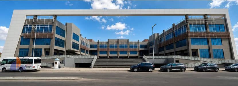 محل تجارى للبيع لقطة استلام فورى فى وسط كثافة سكانية عالية بجوار الجامعات الدولية ومحطة المونوريل فى قلب ال R 3 العاصمة الإدارية الجديده New Administr
