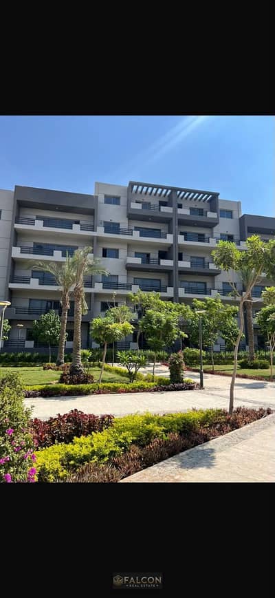 Corner apartment with a north-facing aspect, located on a typical floor near Hyde Park in the heart of New Cairo's Fifth Settlement (Tagamoa), within