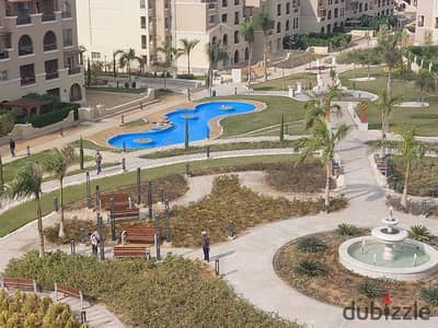 شقه للبيع برايم لوكيشن في الشروق علي طريق السويس أمام مدينتي الموقع مميز جدا  في كمبوند ساكن وعايش بكل الخدمات والمرافق