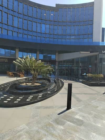 مطعم متشطب بمساحه داخليه 315 متر معاه 130متر مساحه خارجيه للبيع على تسعين الشمالي مباشره متكون من دورين