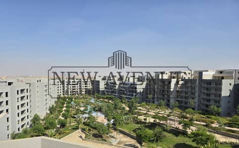 بنتهاوس مكون من 4 غرف نوم جاهز للسكن، يتميز روف كبير وإطلالة مفتوحة على المساحات الخضراء ولاجون