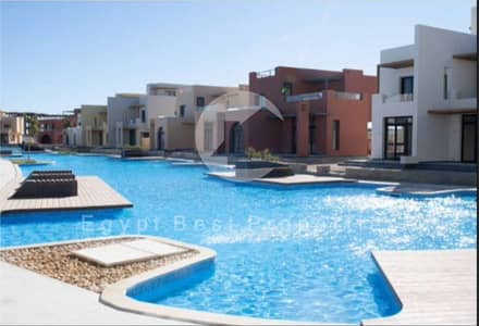 عيش رفاهية الجونة في نيو الجونة (Makadi Heights). . شاليه 4 غرف بحديقة بدون مقدم.