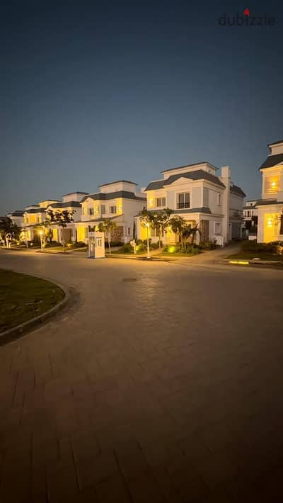 فيلا تاون بتشطيب مميز جاهزة للسكن في اميز لوكشين بجوار AUC