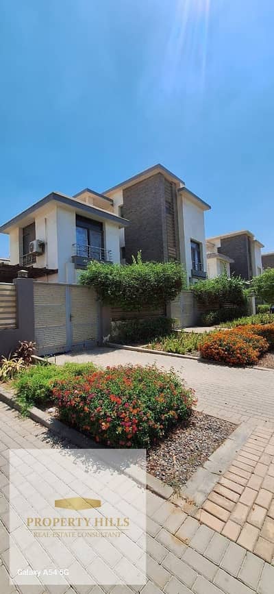 A last twin villa for sale, fully finished, immediate delivery at a bargain price in front of the airport