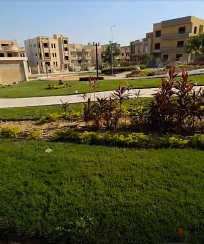 ارض لقطة للبيع علي الطريق في كمباوند بالم ڤيلا آخر قطعة