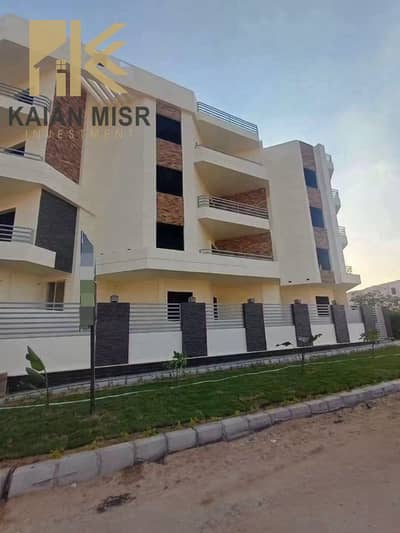 شقة لقطة ١٩٥ م + ١٠٠ م حديقة خاصة بانوراما بالكامل وبحري صريح فى فيلا شيك بجانب نادي هليوبوليس بمدينة الشروق