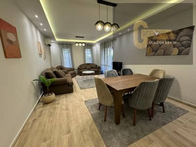 شقة بتشطيبات خاصة فاخرة وتصميم مودرن أنيق، موقع مميز بالقرب من جميع الخدمات والمرافق في مدينتي