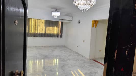 شقه للايجار  بها مطبخ وتكيفات تصلح سكنى أو لشركه فى الشيخ زايد