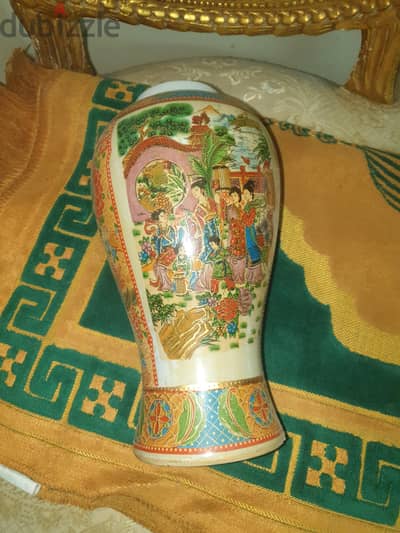 فازه وزهرية عمرها ٣٠سنه