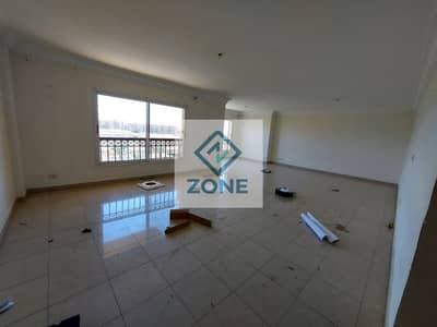 شقة للايجار قانون بمدينتي B1 دور ثاني 245متر بموقع مميز امام النادي وبسعر مميز وبها غرفة مربية بحمام