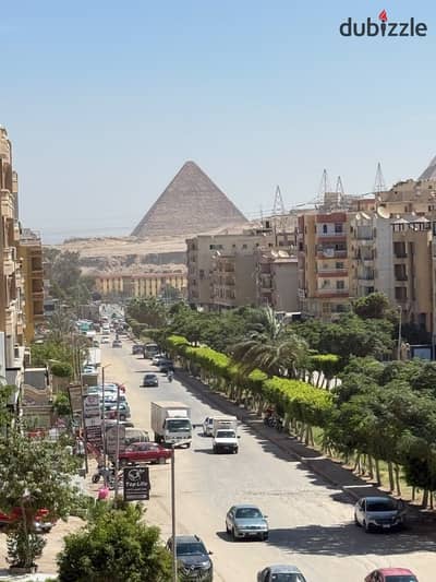 فيو الأهرامات من بيتك؟شقه طوب احمر 185م واجهة أمامية على شارع الثروة المعدنية الرئيسي، دور ثاني وعمارة حديثة جاهزة للاستلام بالبوابة الأولى.