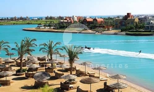 ب اقل سعر ف الجونة الجديدة استلام فوري امتلك غرفتين اطلالة بحرية كاملة مع رووف خاص