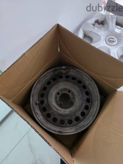 15"  جنوط نيسان صني مستعملة بحالة ممتازة