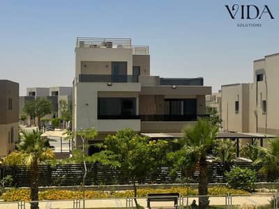 فيلا للبيع بكمبوند The crown - palm hills  - التوسعات الشرقية - 6 اكتوبر - 320 متر 4 غرفة باطلالة على اكبر لاند سكيب ولاجون