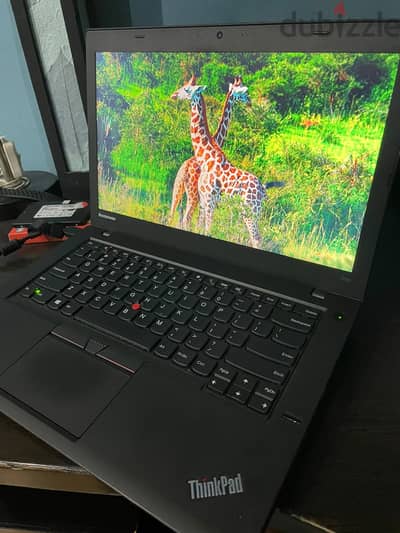 للبيع Lenovo ThinkPad T450 بحالة جيدة جدًا، جهاز عملي وقوي.