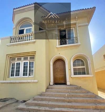 Standalone villa with front and back gardens, 320 square meters.
