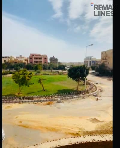 شقه للبيع بمدينه بالحى الثالث شرق بجوار نادى جرين هيلز فيو امامى مفتوح على ميدان بالقرب من الخدمات الدور الاول نص تشطيب متوفر تسهيلات لسنتين