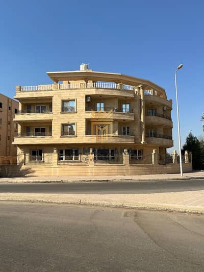 موقع مميز جدًا على شارع الحكمة وشارع البستان، داخل عمارة مكونة من بدروم وأرضي مرتفع ودورين متكرر ورووف.
