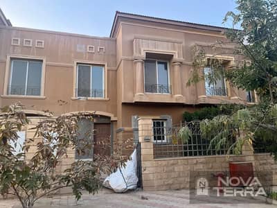 تاون هاوس دورين وروف بمساحه ارض ٥٠٠ متر و مباني ٣٥٠ متر  بموقع مميز في الكمبوند رويال ميدوز الشيخ زايد