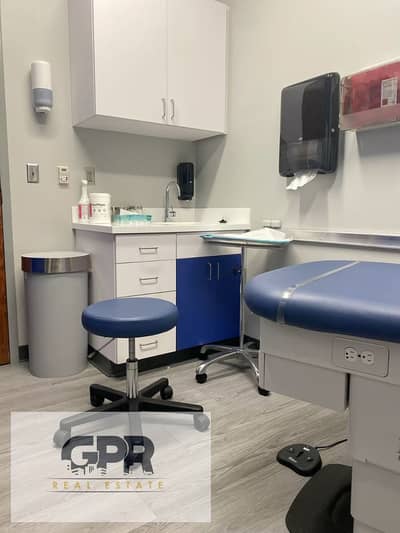 Fully finished clinic for sale in Sleek Mall, Fifth Settlement, near Mohamed Naguib Axis, Air Specialist Hospital, and the commercial and development