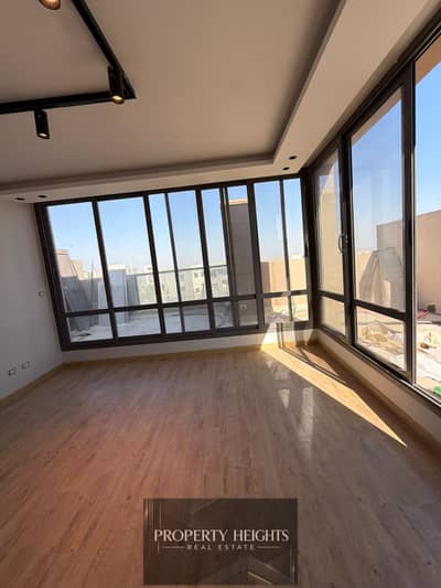 هاوس ميدل بتصميم مميز داخل أليجريا، يتميز بمساحات واسعة، تشطيبات راقية، وتصميم خاص يضم روف مميز.