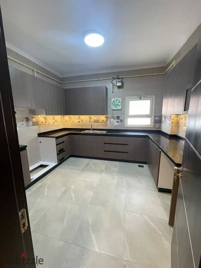 Apartment for rent in Al-Banafsaj villas, a prime location next to services and the main street, and a gas station Ola, steps away from all services, Brokar restaurant, and next to Gate 13, Al-Rehab, second floor, 3 rooms and 2 bathrooms, including the kitchen and fully equipped air conditioning.