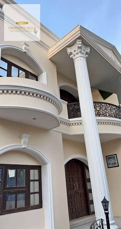 Fully finished Villa for Sale at the Entrance of El Shorouk City ready to deliver and for viewing anytime – Next to Carrefour  A truly exceptional villa with a luxurious design and a palace-like appearance, located in a prime and highly sought-after locat