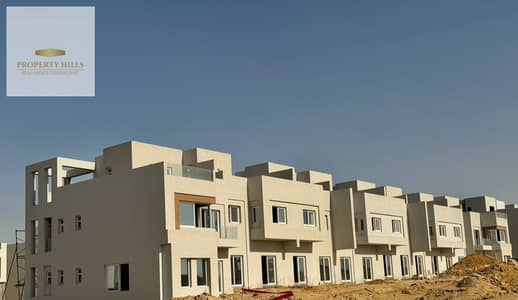 لسرعة البيع علي المفتاح مباشرة تاون هاوس للبيع بجاردن و روف في قلب الشيخ زايد
