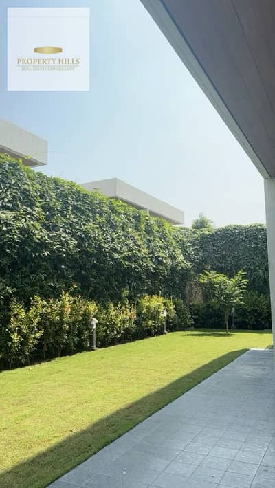 I'm selling the villa due to necessity; it's in a prime location directly on the Golden Line.