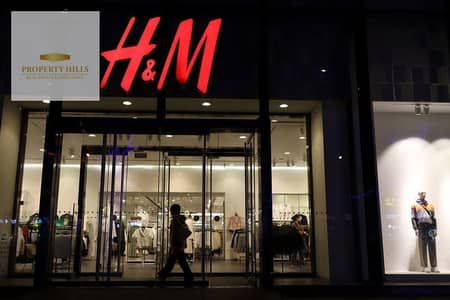 محل للبيع امام الجامعه الامريكيه مباشره هيدخل عائد شهري كبير وسعره بالتقسيط علي 7 سنين موجود في التجمع الخامس