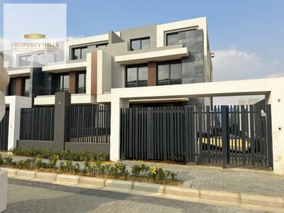 فيلا متشطبه بالكامل في patio التجمع الخامس قريبه جدا للجامعه الامريكيه
