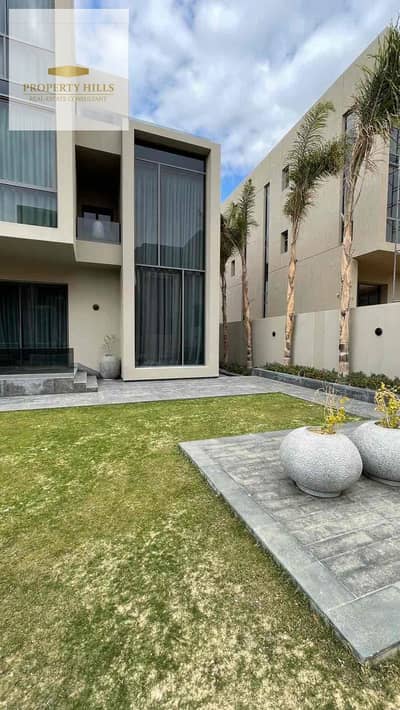 Twin house في water way التجمع الخامس جنب الجامعه الامريكيه