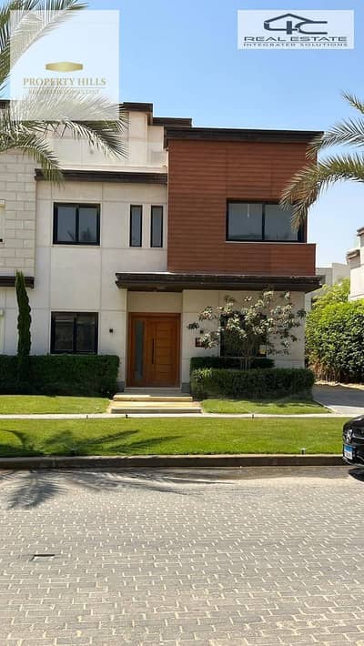 villa for Sale in lurious compound in azzar just 13000.000 cash only