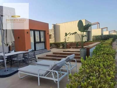 شاليه للبيع  بيطل على البحر متشطب بالكامل بالتكييفات برايم لوكيشن في القرية