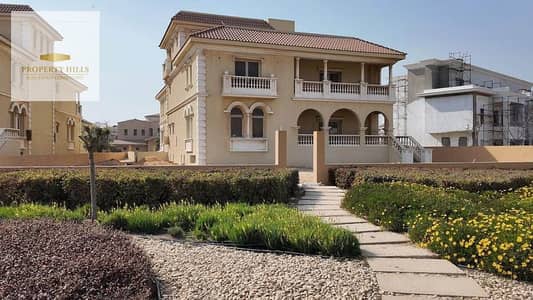 فيلا بتطل على لاند سكيب  للبيع في القاهرة الجديدة باقل سعر