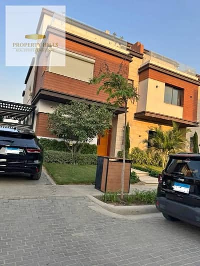 فيلا للبيع في الجولدن سكوير بفيو لاند سكيب جاهزة للمعاينة