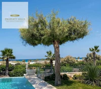 Villa with a direct sea view at a discounted price in a prime location, fully finished with air conditioners, close to Al Alamein International Airport, Al Alamein, and Fouka Road.