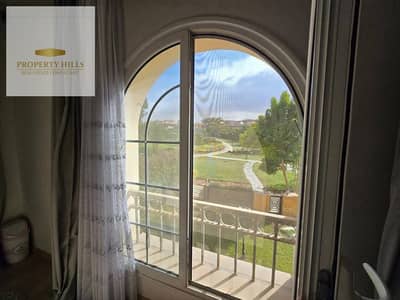 Villa for sale with a landscape view, ready for immediate occupancy.