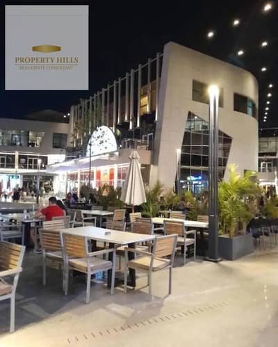 Shop for sale, already leased to a brand generating a return and profit of 145,000 EGP, ready for delivery and viewing, in a prime location at Al Rehab Gate, near Al Sadat Axis and all services.