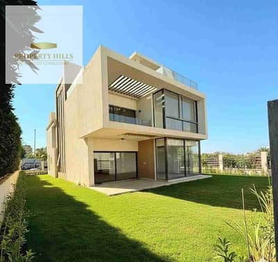 استلام فوري بسعر لقطه فيلا استاندالون متشطبه بالتكييفات في التجمع بالقرب من ميفيدا وبالم هيلز و ماونتن فيو