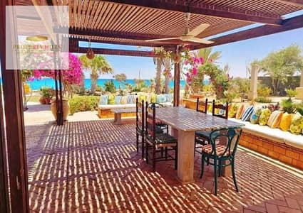 Villa with a direct sea view at a discounted price in a prime location, fully finished with air conditioners, close to Al Alamein International Airport, Al Alamein, and Fouka Road.